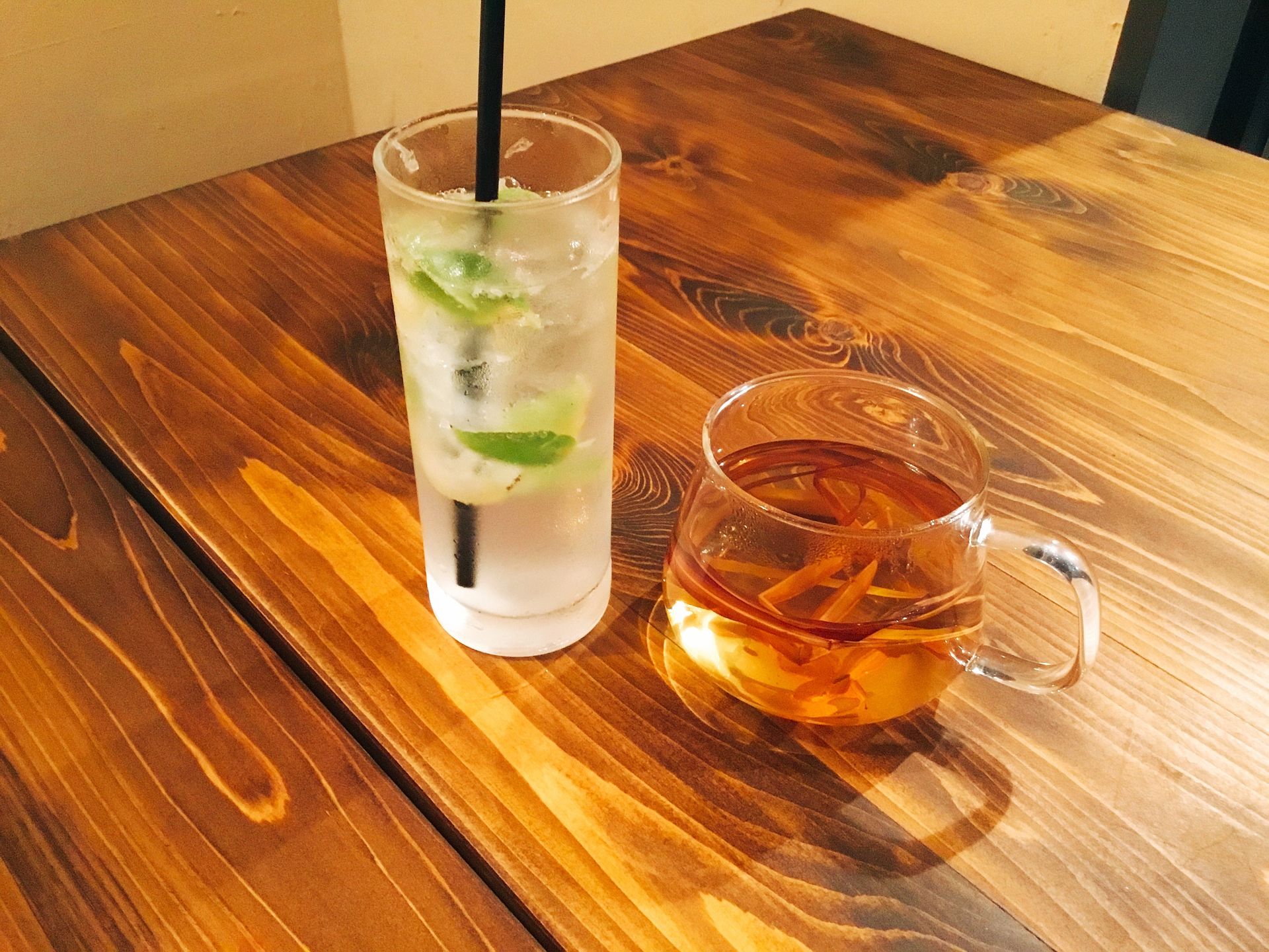 パーティー会場とグラス